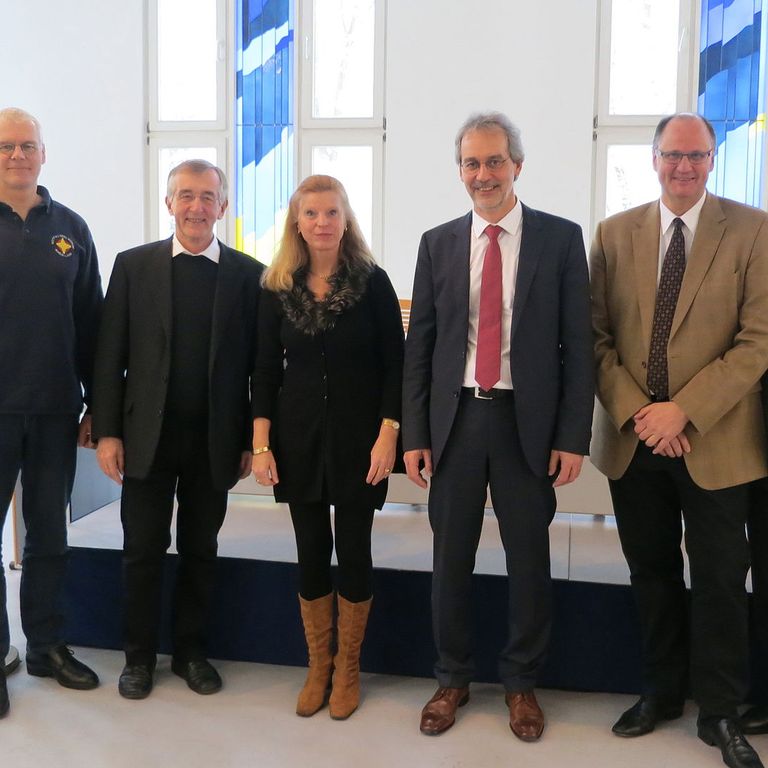 (v.l.n.r.): Christian Wuth, Notfallseelsorger in Diez/Lahn; Prof. em. Heribert Niederschlag, Moderator; Hannah Braun, Sterbe- und Trauerbegleiterin in Hachenburg; Prof. Markus Zimmermann, Moraltheologe Universität Fribourg/Schweiz; Dr. med. Christoph Lerchen, Chefarzt der Klinik für Anästhesiologie, Intensiv- und Palliativmedizin und ärztlicher Direktor des Herz-Jesu-Krankenhaus Dernbach; Prof. em. Alfred Schuchart, Organisator.